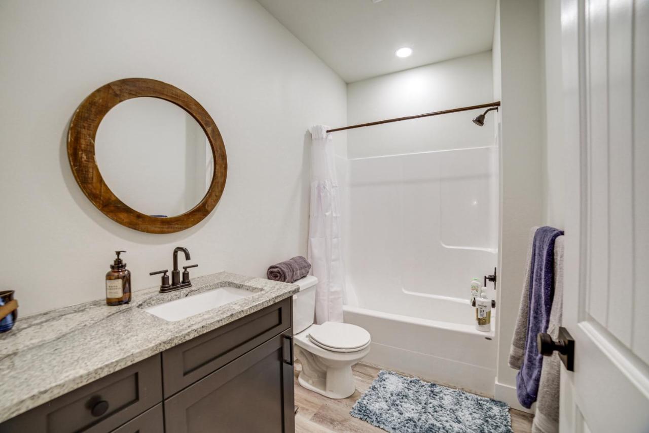 Teton Valley Getaway With Private Deck And Hot Tub! アシュトン エクステリア 写真
